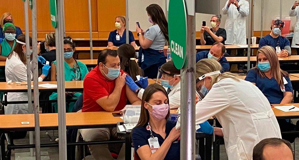 Primeira dia de vacinação nos EUA é dada em Nova York, duramente atingida nos primeiros dias do surto